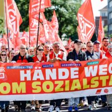 Von der Straßenrebellion zum politischen Streik: Gewerkschaften können Sozialabbau stoppen